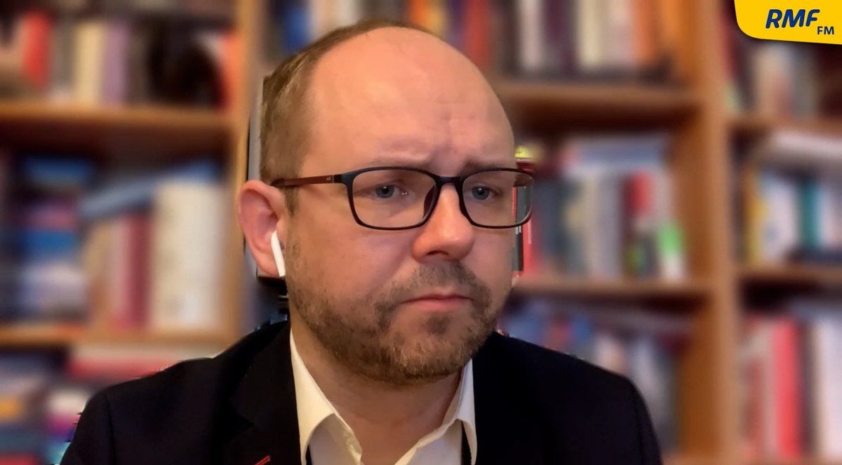 "Decyzja sankcyjna 27 państw to jest zawsze formuła kompromisu, Polska opowiadała się za tym, żeby system SWIFT dla Rosji wyłączyć, nie było tu pełnej gotowości wszystkich partnerów" - tak o nowych unijnych sankcjach na Rosję mówił w specjalnym wydaniu Porannej rozmowy w RMF FM wiceszef MSZ Marcin Przydacz. "Nie chciałbym tutaj wskazywać na konkretne państwa. Dla nas to nie jest do końca zrozumiała sytuacja" - podkreślał gość Roberta Mazurka. "Mamy do czynienia z największą wojną tego typu od czasu II wojny światowej - jedno państwo napada na drugie, barbarzyńsko, niszcząc infrastrukturę, zabijając ludzi" - podkreślał.