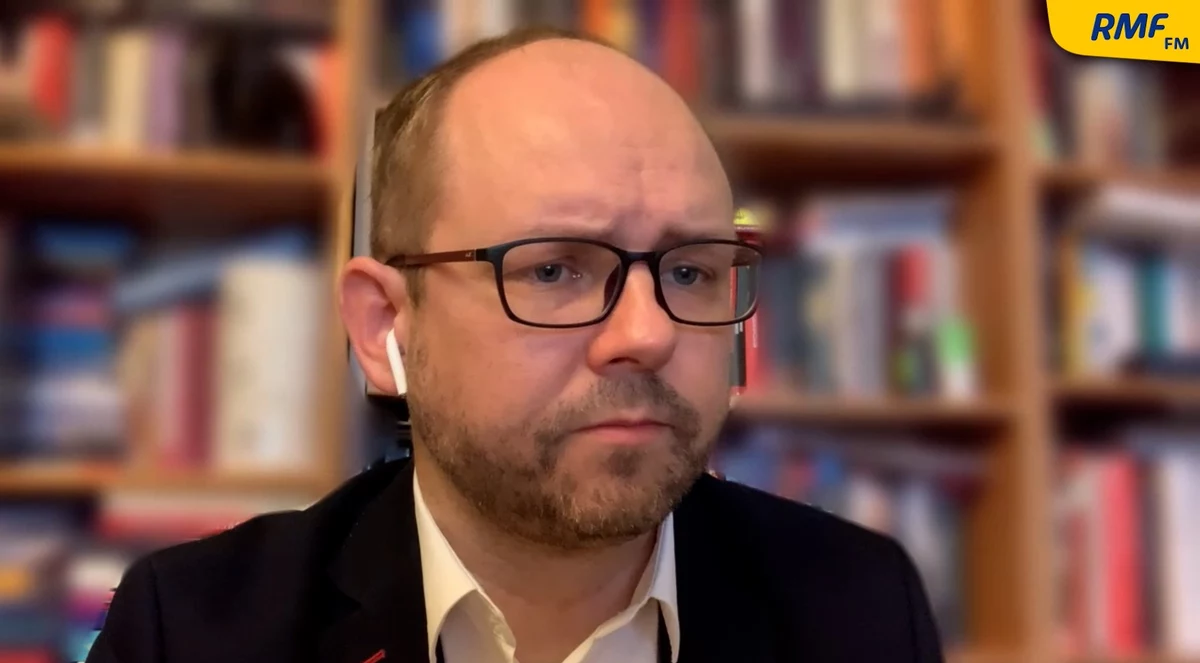 "Decyzja sankcyjna 27 państw to jest zawsze formuła kompromisu, Polska opowiadała się za tym, żeby system SWIFT dla Rosji wyłączyć, nie było tu pełnej gotowości wszystkich partnerów" - tak o nowych unijnych sankcjach na Rosję mówił w specjalnym wydaniu Porannej rozmowy w RMF FM wiceszef MSZ Marcin Przydacz. "Nie chciałbym tutaj wskazywać na konkretne państwa. Dla nas to nie jest do końca zrozumiała sytuacja" - podkreślał gość Roberta Mazurka. "Mamy do czynienia z największą wojną tego typu od czasu II wojny światowej - jedno państwo napada na drugie, barbarzyńsko, niszcząc infrastrukturę, zabijając ludzi" - podkreślał.