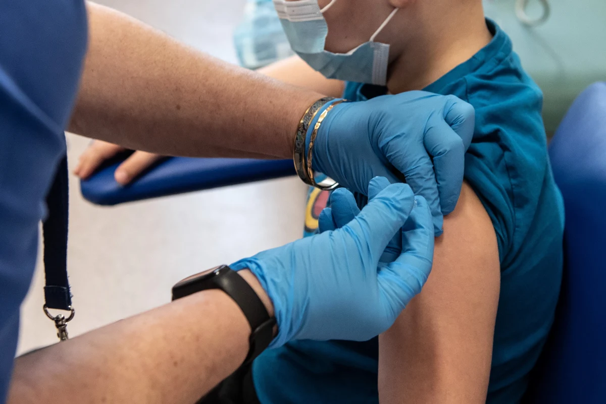 Ministerstwo Zdrowia informuje o 16 724 nowych przypadkach zakażenia koronawirusem. Ostatniej doby zmarło 198 chorych na Covid-19. Bilans epidemii koronawirusa w Polsce to 5 637 646 zakażonych. Nie żyje 111 056 spośród nich.