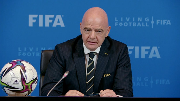 Międzynarodowa Federacja Piłkarska oświadczyła w czwartek, że potępia agresję Rosji na Ukrainę. Jak dodano, FIFA będzie monitorować sytuację.

"Obudziliśmy się rano i byliśmy zszokowani tym, co zobaczyliśmy. Bardzo martwimy się tą sytuacją i oczywiście był to również temat, o którym wspominaliśmy dzisiaj na Radzie FIFA. W związku z tym FIFA wyraża nadzieję na szybkie zaprzestanie działań wojennych i pokój na Ukrainie. FIFA potępia również użycie siły przez Rosję na Ukrainie oraz wszelkiego rodzaju przemoc w celu rozwiązania konfliktów. Każdy rodzaj przemocy. Ponieważ przemoc nigdy nie jest rozwiązaniem. Dlatego wzywamy wszystkie strony do przywrócenia pokoju poprzez konstruktywny dialog. I oczywiście FIFA nadal wyraża naszą solidarność z ludźmi dotkniętymi tym konfliktem”
