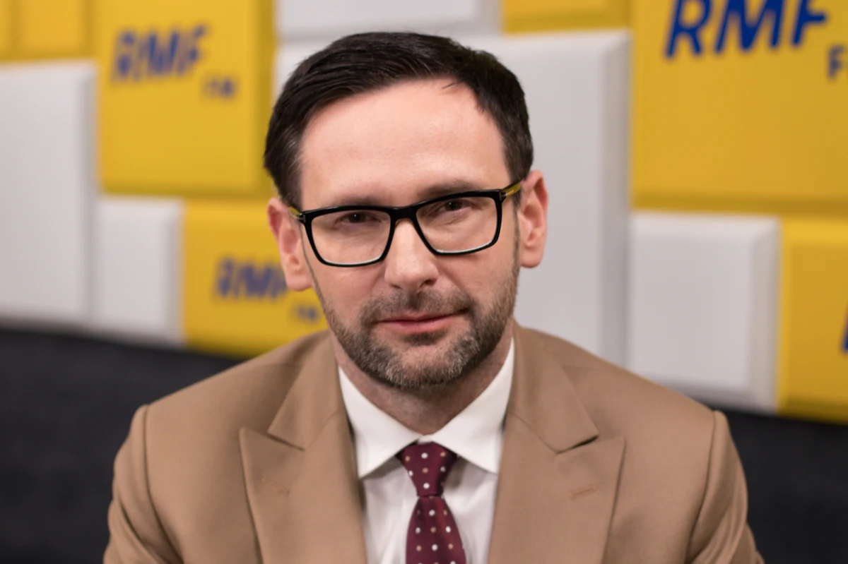 "Panika jest bezzasadna, jesteśmy w pełni zabezpieczeni, mamy zabezpieczone dostawy ropy do Polski" - tak o sytuacji na rynku paliw w Polsce mówił w specjalnym wydaniu Rozmowy w RMF FM prezes PKN Orlen Daniel Obajtek. Wczoraj, po informacji o napaści Rosji na Ukrainę, przed stacjami benzynowymi pojawiały się kolejki samochodów. Część stacji podniosła ceny benzyny. "Od 6 lat bardzo mocno dywersyfikujemy dostawy do Polski, mamy stałe umowy, choćby z Arabią Saudyjską. Nasze rafinerie są w pełni zabezpieczone, by utrzymywały moce produkcyjne" - zapewniał gość Tomasza Terlikowskiego. 