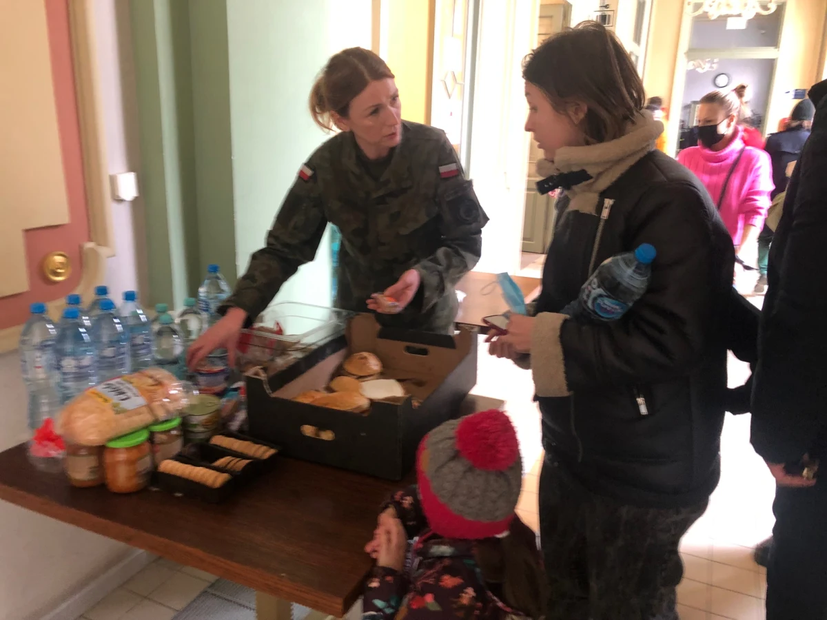 Na dworcu kolejowym w Rzeszowie strażacy OSP pasażerom pociągów przejeżdżającym z Ukrainy rozdają kanapki, wodę mineralną, pączki. Wspierają ich pracownicy MOPS i Towarzystwo Pomocy im. św. brata Alberta.
