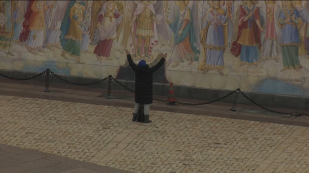 Na nagraniu widać kobietę, która modli się przed klasztorem w Kijowie. W czwartek nad ranem Rosja rozpoczęła inwazję na Ukrainę. Stolica kraju jest ostrzeliwana. Ludzie uciekają z domów. Część wyjeżdża, część ucieka do metra i schronów. W mieście słychać syreny alarmowe. Sytuacja jest coraz groźniejsza także dla cywilów.