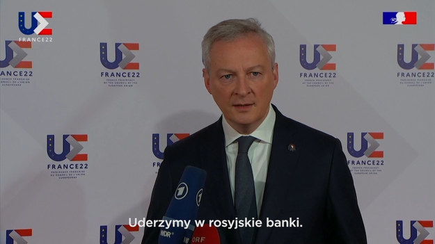 Francuski minister finansów Bruno Le Maire obiecał w piątek „masowe i natychmiastowe sankcje” mające na celu „doprowadzenie rosyjskiej gospodarki do upadku”.
- My, ministrowie finansów, zamierzamy dzisiaj wdrożyć te masowe i natychmiastowe sankcje wobec Rosji. Sankcje te mocno uderzą w Rosję, w rosyjską gospodarkę. Naszym celem jest doprowadzenie do upadku rosyjskiej gospodarki. Potrzebujemy na to trochę czasu. Jesteśmy całkowicie zaangażowani. Będziemy to kontynuować tak długo, jak to będzie potrzebne, aby doprowadzić do upadku rosyjską gospodarkę i uderzyć w rosyjskich liderów politycznych i gospodarczych - mówił Bruno Le Maire.
 