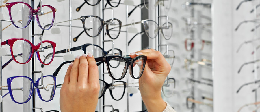 Gotowe okulary, które od ręki można kupić w drogeriach, na stacjach paliw, czy targowiskach powinny być używane tylko jako rozwiązanie awaryjne – podkreśla ekspertka portalu „Twoje Zdrowie” okulista Justyna Krowicka. 