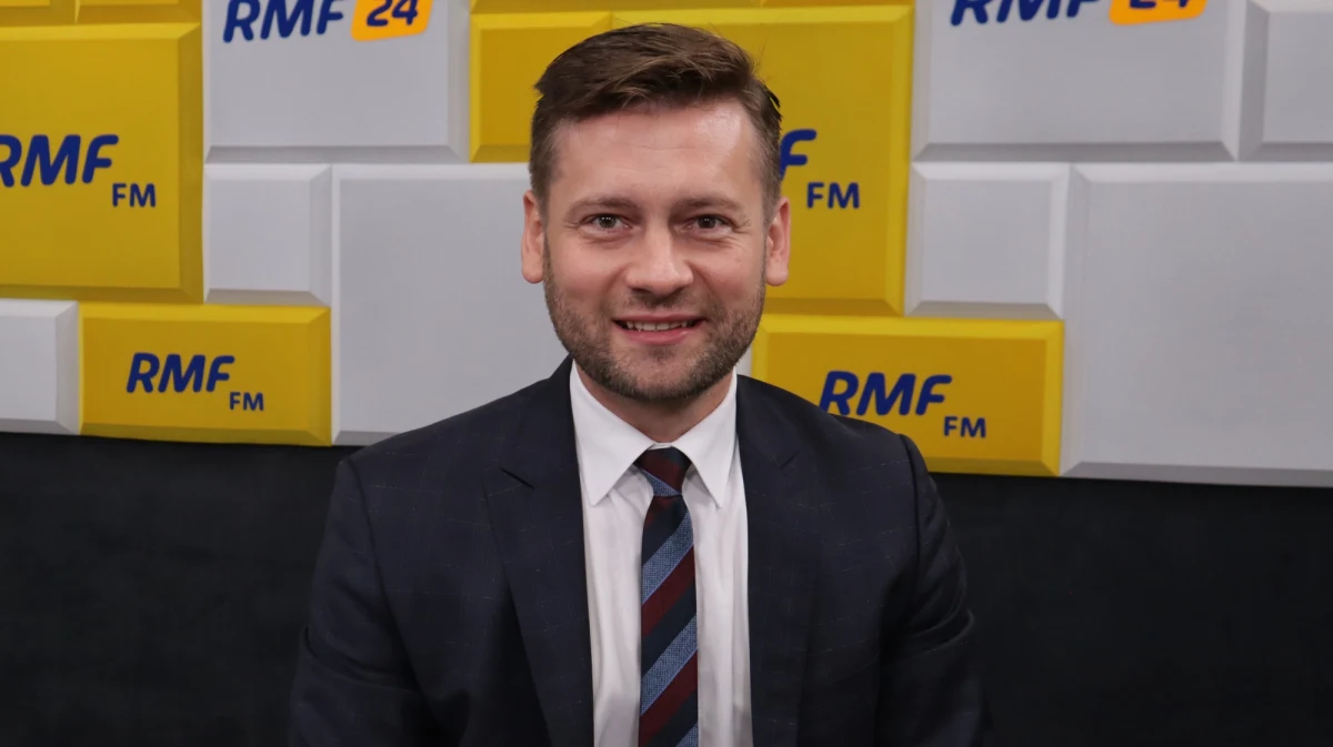 "Powinniśmy absolutnie wykluczyć wszystkich rosyjskich sportowców z uczestnictwa w rozgrywkach międzynarodowych. Mam na myśli zawodników reprezentacji, występujących pod flagą i godłem Rosji" - mówił w specjalnej Rozmowie w RMF FM minister sportu Kamil Bortniczuk. "Baraż Polski z Rosją w eliminacjach mundialu w ogóle nie powinien się odbyć" - podkreślił gość Tomasza Terlikowskiego.