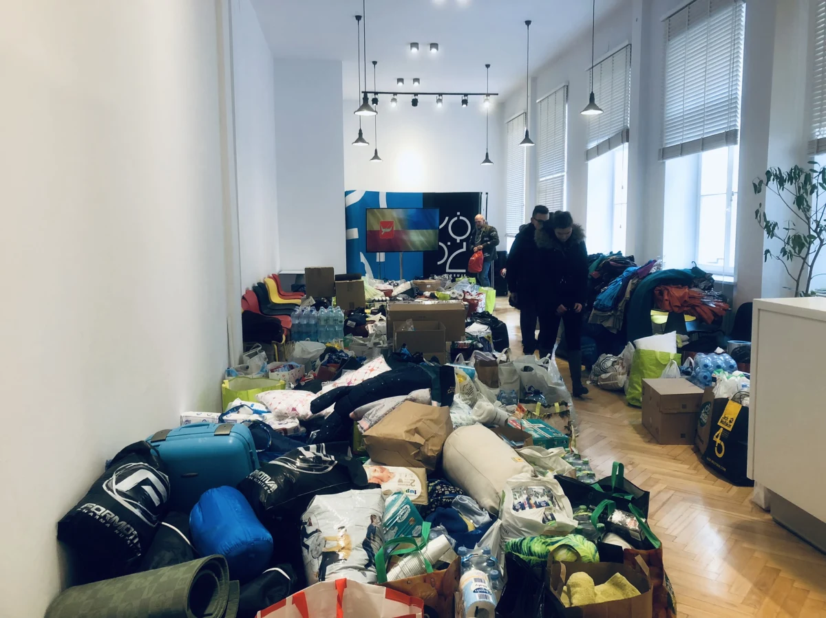 Punkt zbiórki darów dla Ukraińców został utworzony w łódzkim Urzędzie Miasta. Pomoc prowadzona jest pod hasłem: „Dary dla Lwowa”. Lwów jest miastem partnerskim Łodzi. 