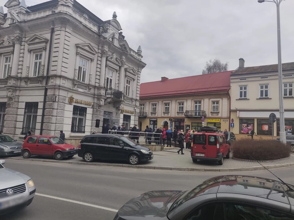 Kolejka do jednego z bankomatów w Przemyślu