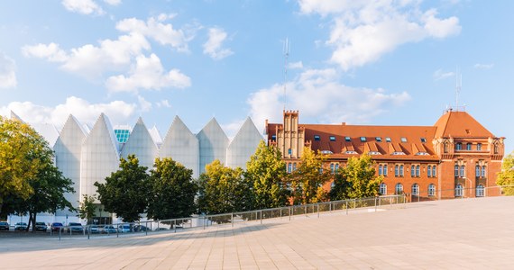 Szczecin solidaryzuje się z Ukrainą. W Urzędzie Miasta zawisły w czwartek flagi tego kraju. Z kolei samorząd województwa zachodniopomorskiego szykuje pomoc medyczną - chce doposażyć jeden ze szpitali na Ukrainie.

