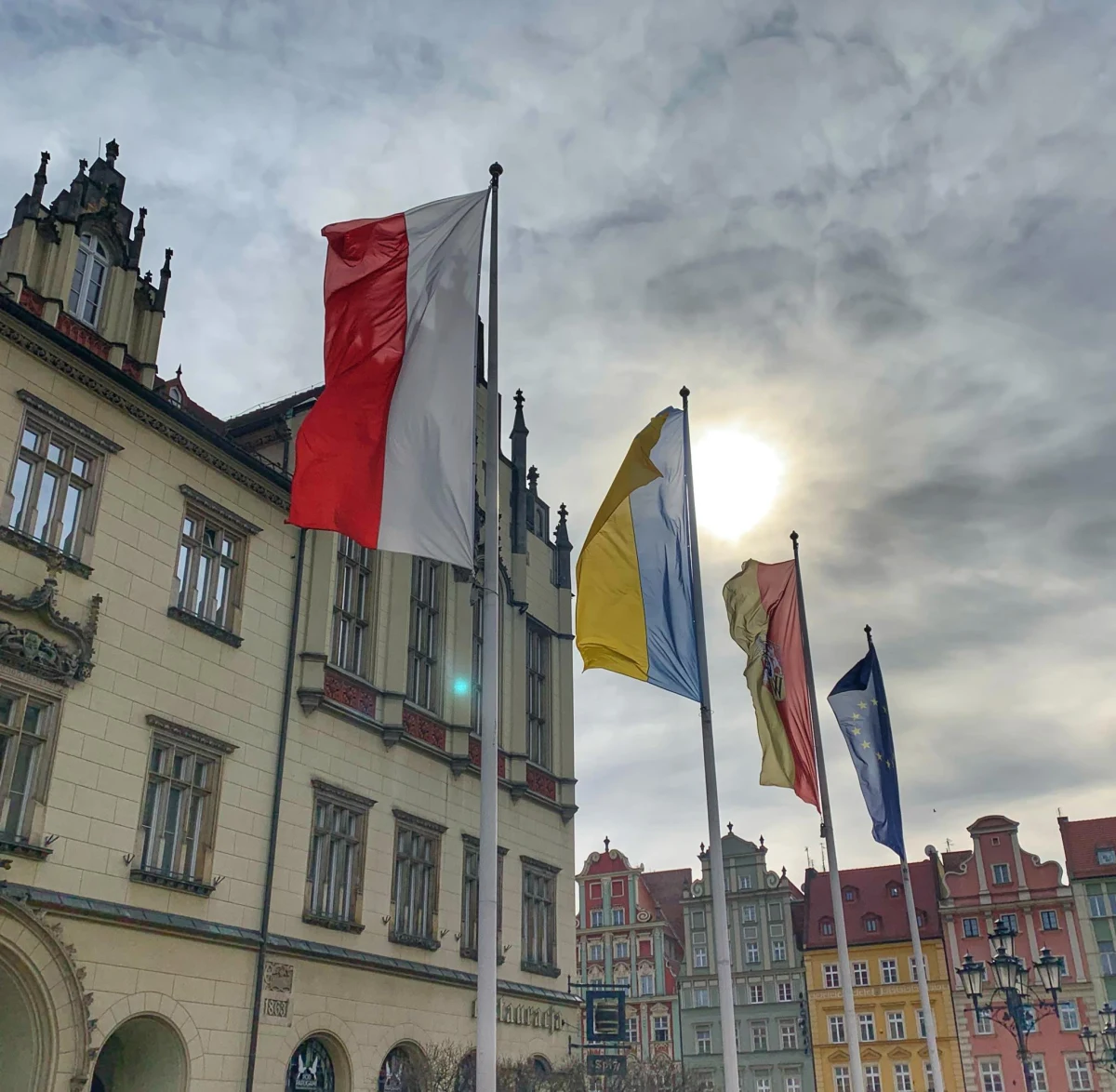 Wśród miast, przygotowanych do przyjęcia uchodźców z Ukrainy jest Wrocław. Tamtejszy ratusz przedstawił wojewodzie listę kilku tysięcy miejsc w szkołach i obiektach sportowych, gdzie uciekający mogliby się schronić.

 