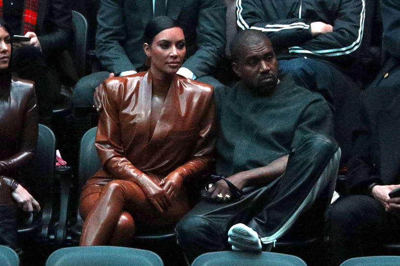 Kim Kardashian coraz bardziej desperacko próbuje się uwolnić od swojego męża. Świadczy o tym pismo, które złożyła do sądu w ostatnią środę. Celebrytka po raz kolejny zaapelowała do sądu o jak najszybsze sfinalizowanie jej rozwodu z Kanye Westem. „Wierzę, że sąd, rozwiązując nasze małżeństwo, pomoże mu zaakceptować zakończenie naszego związku i iść naprzód lepszą ścieżką, co ułatwi nam pokojowe i udane wspólne wychowywanie dzieci” – czytamy w dołączonym do akt sprawy osobistym oświadczeniu Kardashian.
