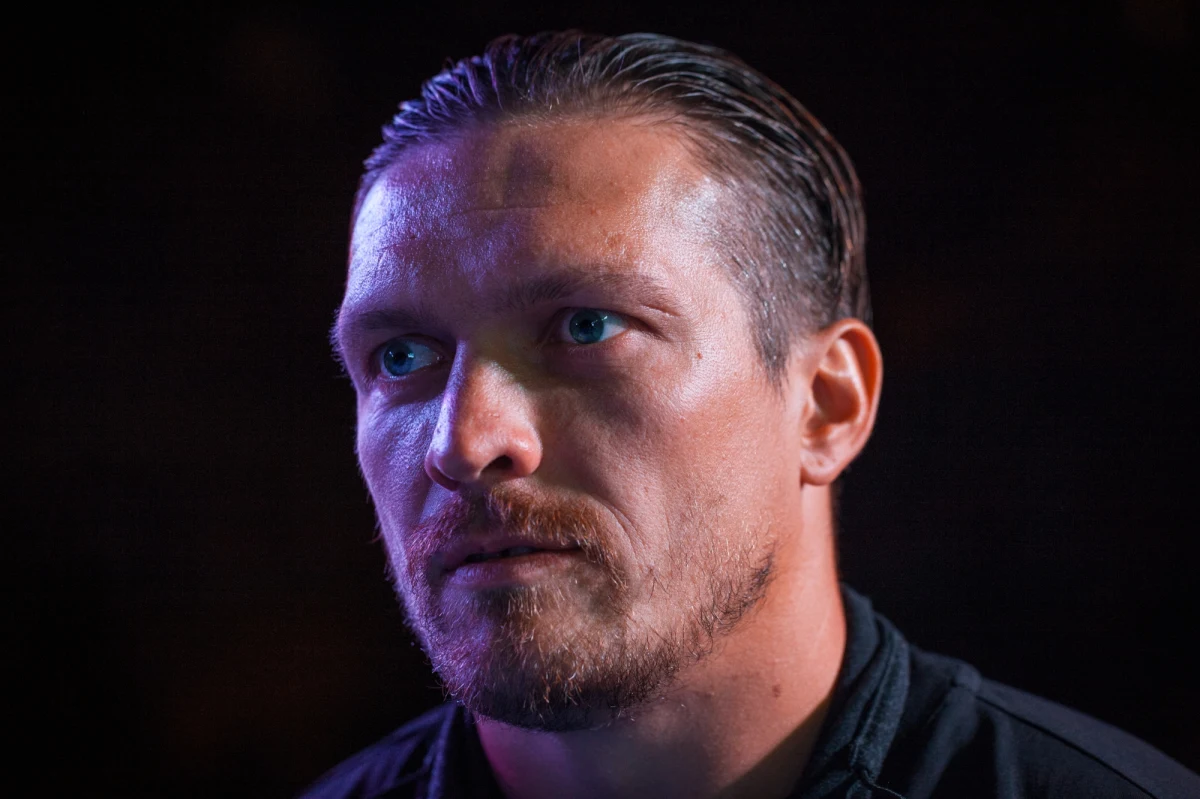 Ukraiński mistrz świata wagi ciężkiej, Ołeksandr Usyk, wrócił do ojczyzny krótko po rozpoczęciu rosyjskiej inwazji. Niektórzy zarzucali pięściarzowi, że uciekł z kraju przed wojną.