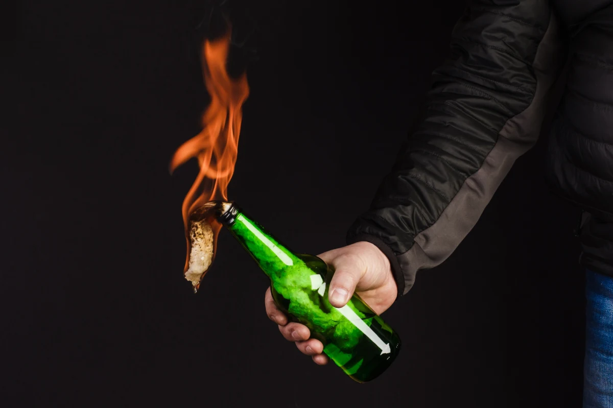 Ukraińskie ministerstwo spraw wewnętrznych opublikowało na swoim oficjalnym profilu na Facebooku instrukcję sporządzania butelek zapalających, tzw. "koktajli Mołotowa". Namawia mieszkańców kraju do wykorzystania ich przeciwko rosyjskim agresorom.