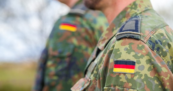 Generał Alfons Mais, ​głównodowodzący niemieckiej armii, skrytykował braki w stanie Bundeswehry i ocenił, że jest ona "mniej lub bardziej pusta", co ogranicza jej możliwości w obliczu obecnej sytuacji. Z krytyką nie zgadza się minister obrony Niemiec Christine Lambrecht - pisze "Tagesschau".