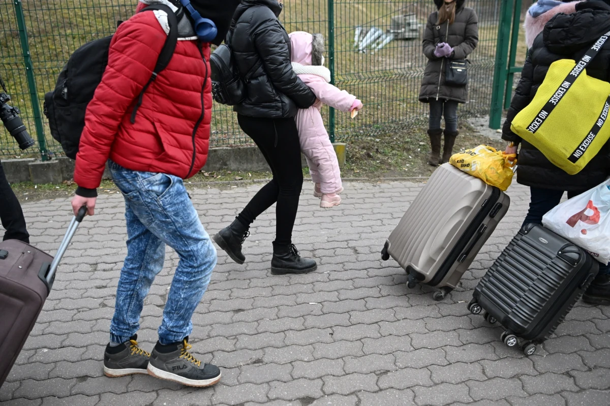 Do godz. 16:00 w piątek do Polski z Ukrainy wjechało 25,5 tysiąca osób. To o 10 tysięcy osób więcej niż o tej porze w czwartek – poinformowała polska straż graniczna. Rumunii podają, że w ciągu ostatnich 24 godzin do tego kraju przybyło ponad 10,6 tys. uchodźców. ONZ szacuje, że Ukrainę po ataku Rosji może opuścić nawet 5 mln ludzi.