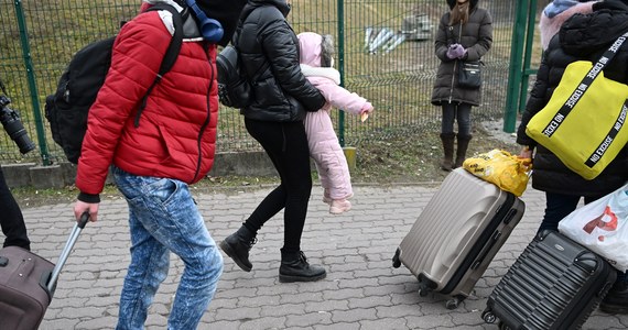 Do godz. 16:00 w piątek do Polski z Ukrainy wjechało 25,5 tysiąca osób. To o 10 tysięcy osób więcej niż o tej porze w czwartek – poinformowała polska straż graniczna. Rumunii podają, że w ciągu ostatnich 24 godzin do tego kraju przybyło ponad 10,6 tys. uchodźców. ONZ szacuje, że Ukrainę po ataku Rosji może opuścić nawet 5 mln ludzi.