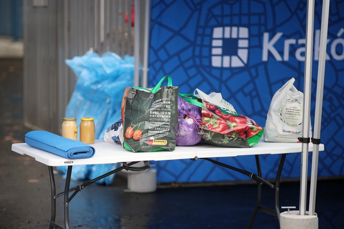 Krajowa Administracja Skarbowa zapewnia, że wszystkie transporty z darami humanitarnymi dla Ukraińcy są obsługiwane na przejściach granicznych w pierwszej kolejności. Problemy z dostarczeniem 11 ton pomoc miały Wodociągi Krakowskie. Dostarczanie darów jest utrudnione także ze względu na mobilizację zarządzoną przez prezydenta Wołodymira Zełeńskiego. Jest problem ze znalezieniem mężczyzn powyżej 60. roku życia, którzy mogliby odebrać transport.