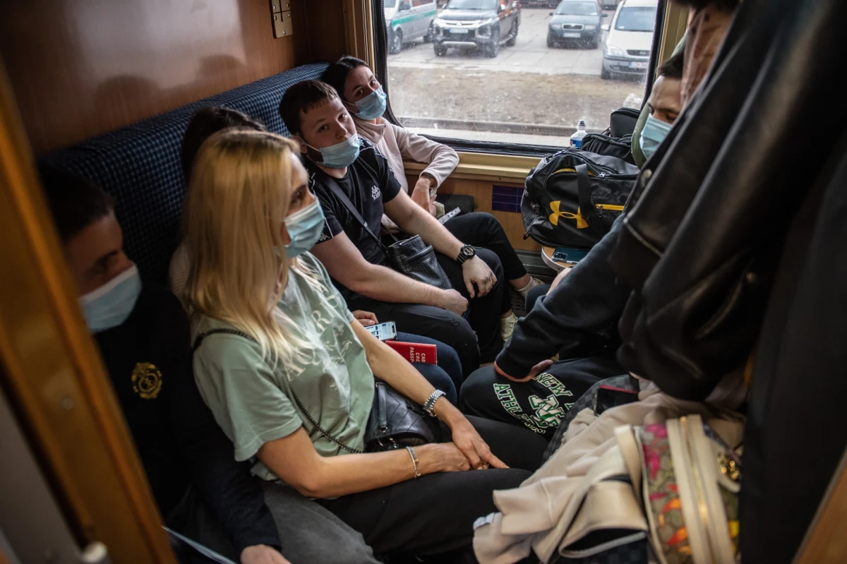 W pełnym zaciemnieniu i pod ostrzałem podróżowało ponad stu uchodźców z Ukrainy. Ich pociąg z Kijowa dotarł przed godz. 16 na Dworzec Wschodni w Warszawie po 22 godzinach jazdy.