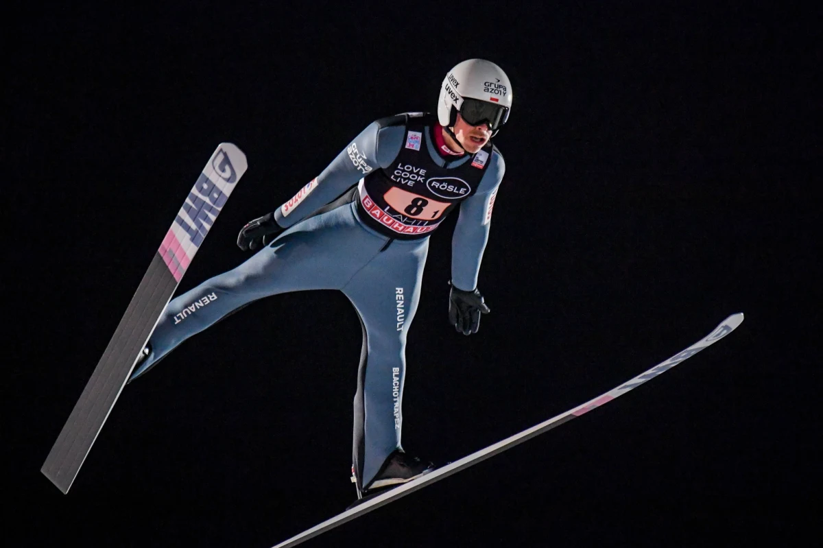 Piotr Żyła po raz pierwszy w tym sezonie stanął na podium zawodów Pucharu Świata w skokach narciarskich. W piątek w fińskim Lahti zajął trzecie miejsce. Zwyciężył Austriak Stefan Kraft, a drugi był Norweg Halvor Egner Granerud.