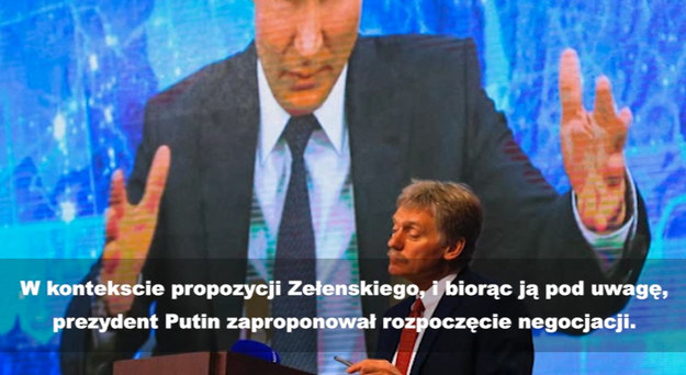 We czwartek, 24 lutego Rosja rozpoczęła inwazję na terytorium Ukrainy. Rosjanie bardzo szybko przeszli do ofensywy na najważniejsze cele, w tym stolicę państwa, Kijów. Choć rosyjskie władze zapewniały, że nie będę atakowały celów cywilnych, to jak podkreślają eksperci - obietnica nie wytrwała nawet pół dnia. Teraz rzecznik Kremla Dmitrij Pieskow tłumaczy, że "nacjonaliści" rozmieszczają w dzielnicach mieszkalnych wyrzutnie rakiet, co jest "bardzo niebezpieczne" dla Rosji.