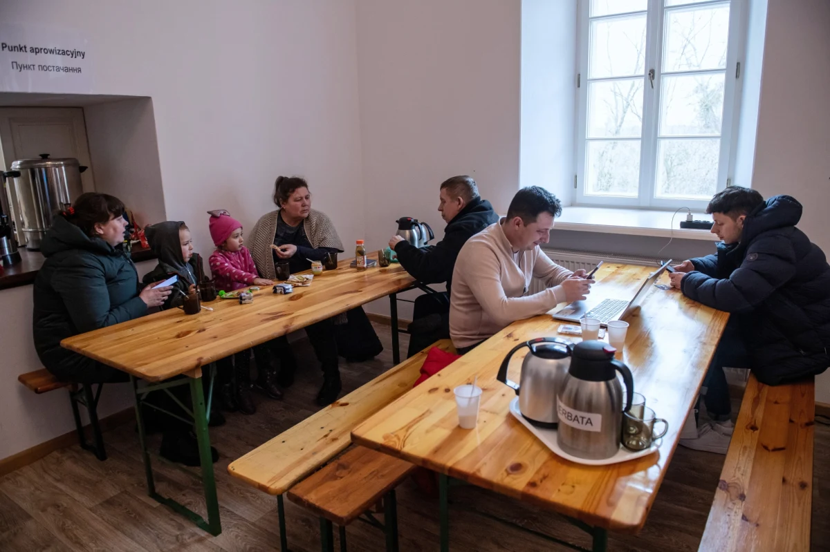 W Lublinie jeszcze dziś ruszą interwencyjne punkty noclegowe dla osób uciekających przed wojną na Ukrainie. Na razie może w nich znaleźć miejsce ponad 500 osób - przekazała rzeczniczka prezydenta miasta Katarzyna Duma. Katolicki Uniwersytet Lubelski zaoferował ponad 100 miejsc w domu studenckim oraz pomoc prawną, duchową i psychologiczną.