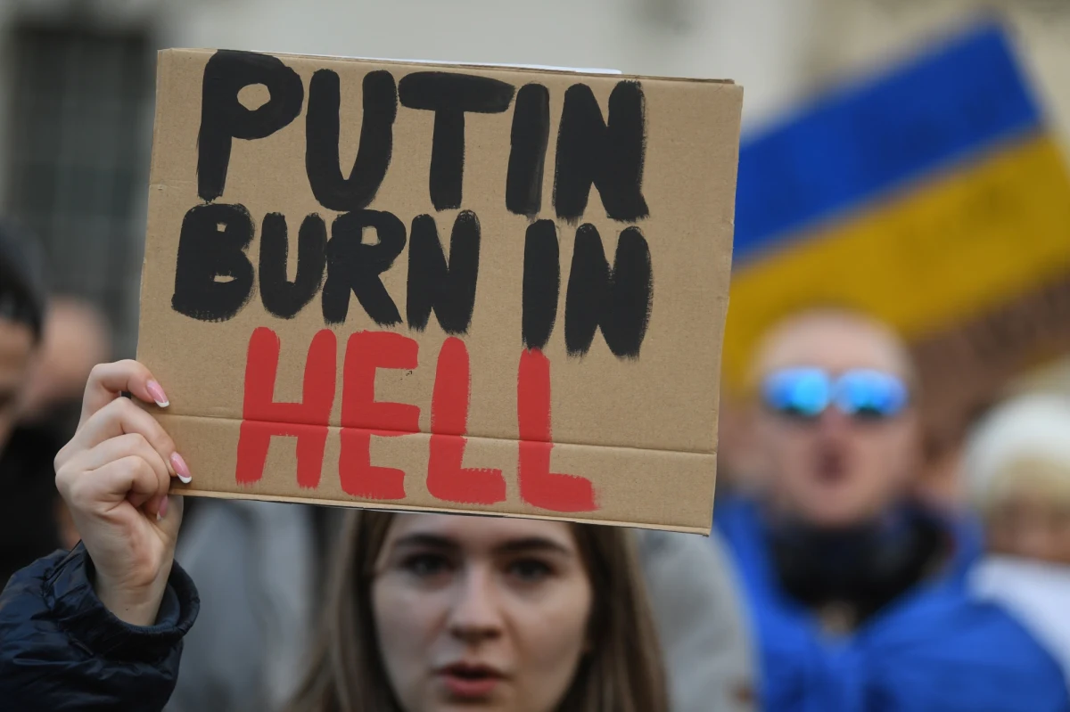 Prezydent Rosji Władimir Putin i minister spraw zagranicznych tego kraju Siergiej Ławrow zostali dopisani do listy osób i podmiotów objętych sankcjami w związku z naruszaniem suwerenności i integralności terytorialnej Ukrainę. Na liście widnieją pod numerami 189 i 190.