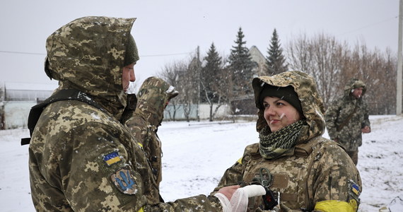 USA będą kontynuowały pomoc wojskową dla Ukrainy i szukały sposobów na jej zapewnienie - powiedział w piątek rzecznik Pentagonu John Kirby. Dodał, że wciąż opracowywane są szczegóły dotyczące rozmieszczenia sił USA w ramach aktywowanych po raz pierwszy w historii Sił Odpowiedzi NATO.