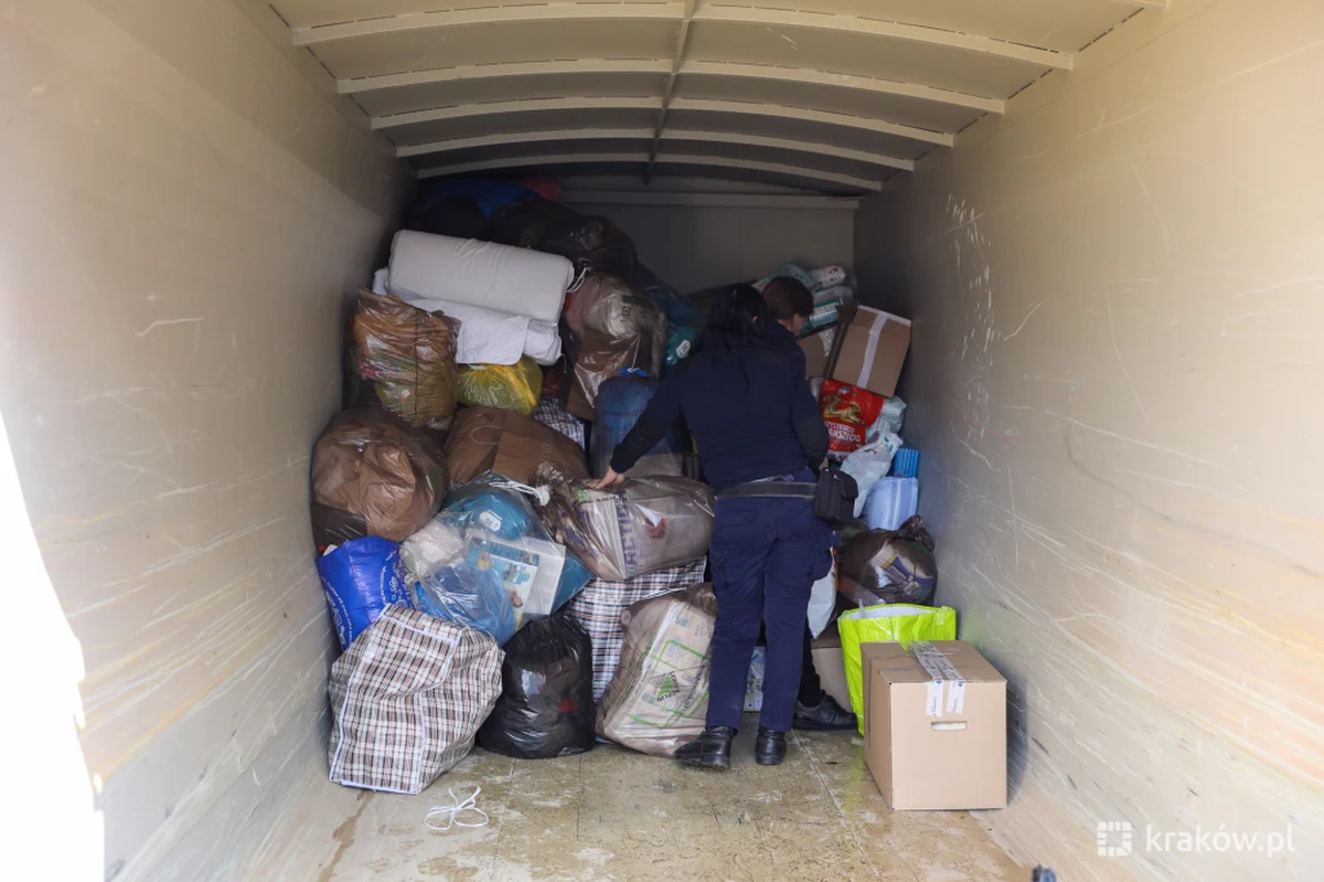 Z Krakowa jeszcze dziś wyruszy konwój z darami przekazanymi przez mieszkańców dla zaprzyjaźnionego Lwowa oraz Drohobycza. Ciężarówki dotrą na granicę w Medyce, a stamtąd po przeładunku na samochody ukraińskie odzież, żywność i leki zostaną zawiezione do celu.

