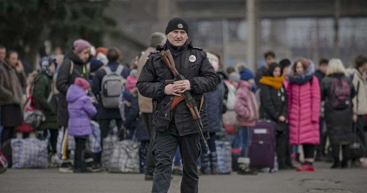 Część Ukraińców ucieka z kraju w obawie przed wojną, inni - wracają, by bronić ojczyzny