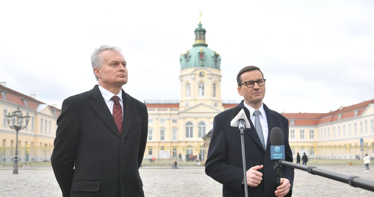 Od lewej: prezydent Litwy Gitanas Nauseda oraz premier Polski Mateusz Morawiecki. Obaj politycy przylecieli do Berlina