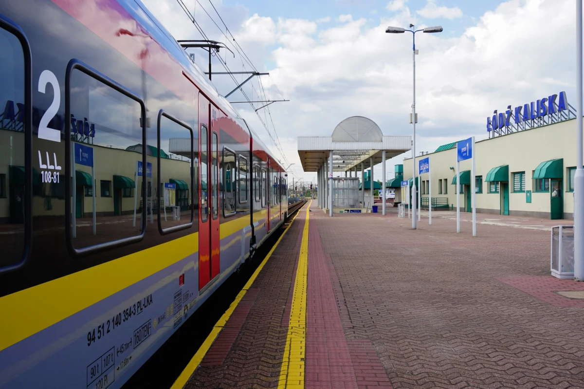 W Łodzi od soboty na dwóch dworcach - Łódź Fabryczna i Łódź Kaliska - działają punkty informacyjne dla obywateli Ukrainy. Czekają w nich służby wojewody i wolontariusze z informacjami dotyczącymi schronienia, wyżywienia, pomocy medycznej oraz pomocy w załatwieniu formalności.

