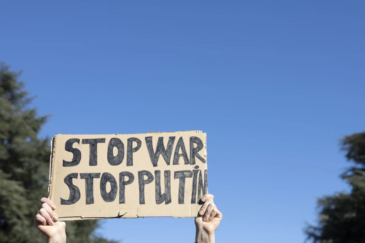 Ukraińscy pogranicznicy w ostrym piśmie uderzają w swoich białoruskich kolegów. Krytykują w nim Białoruś, która otworzyła swoje granice dla rosyjskiej agresji. "Rosyjskie pododdziały, przy współpracy Republiki Białoruś, wykonują uderzenia rakietowe, niszcząc cywilne obiekty Ukrainy, zabijając cywilów. Republika Białoruś razem z Rosyjską Federacją prowadzi wojnę przeciwko Ukrainie” – napisali do swoich pograniczników z Białorusi. 