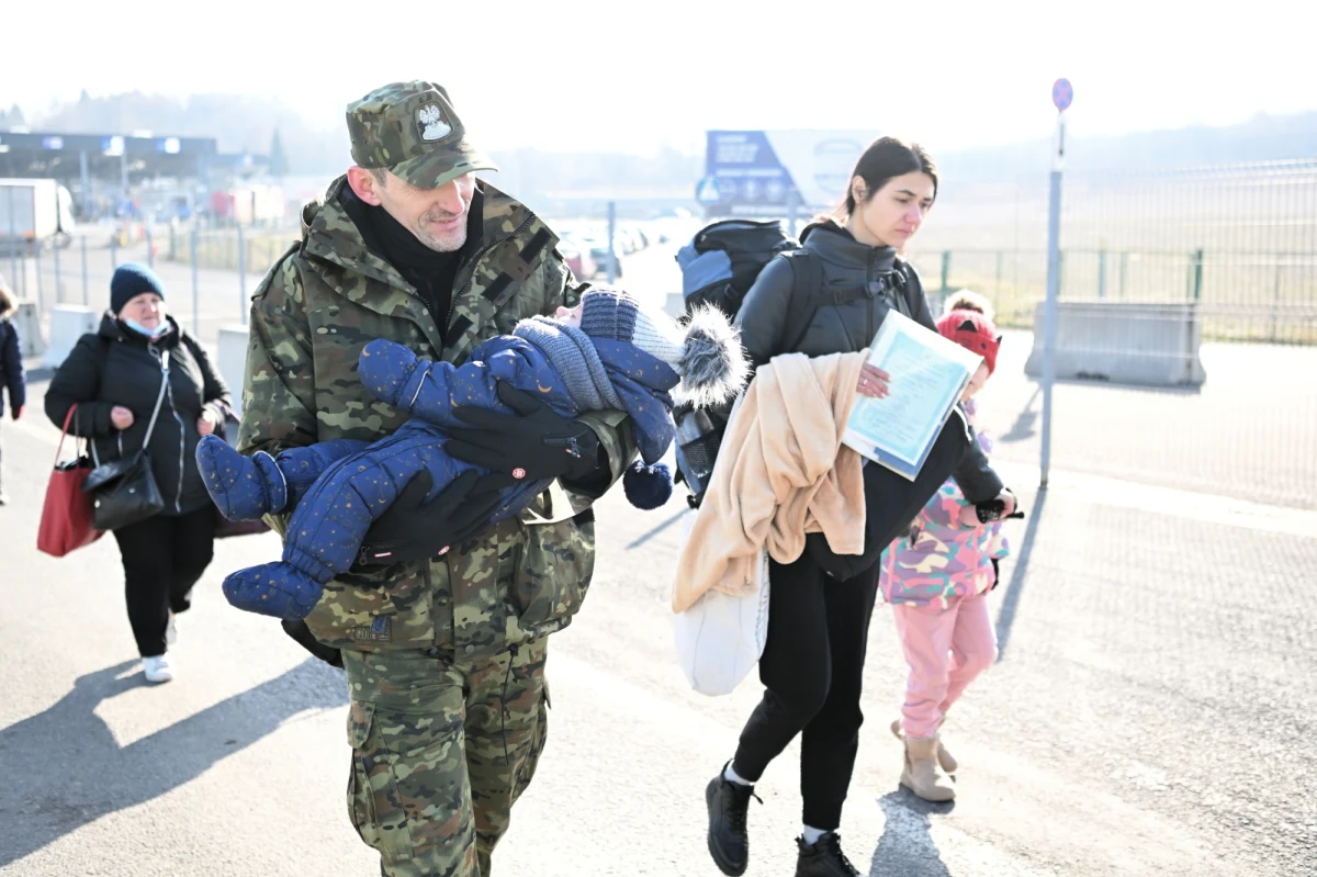 Od rozpoczęcia działań wojennych na Ukrainie do soboty 100 tys. osób przekroczyło granicę z Ukrainy do Polski - poinformował wiceszef Ministerstwa Spraw Wewnętrznych i Administracji Paweł Szefernaker podczas konferencji prasowej na przejściu granicznym w Medyce w woj. podkarpackim.