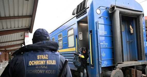 Dziś na Ukrainę wjedzie pociąg z wagonami szpitalnymi oraz czterema wagonami z pomocą humanitarną, przekazaną do obwodu lwowskiego. W poniedziałek zostanie uruchomiony duży hub do pomocy humanitarnej dla rannych - przekazał w sobotę szef KPRM Michał Dworczyk.