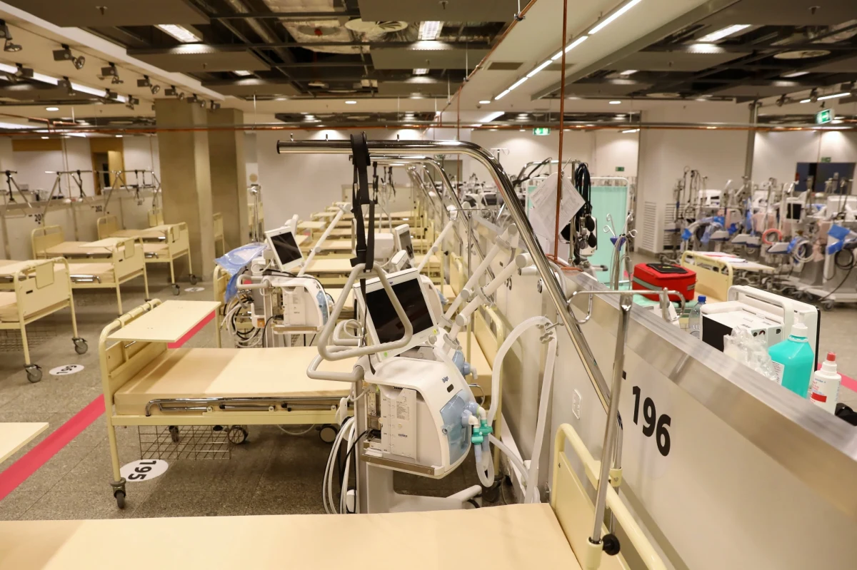 Szpital Narodowy jest przygotowany na przyjmowanie rannych z Ukrainy - powiedział PAP wiceszef MSWiA Błażej Poboży. Pociąg, który - jeśli byłaby taka potrzeba - może przywieźć 160 rannych, ma zatrzymywać się na stacji Warszawa Olszynka Grochowska, gdzie oczekiwać będą karetki.