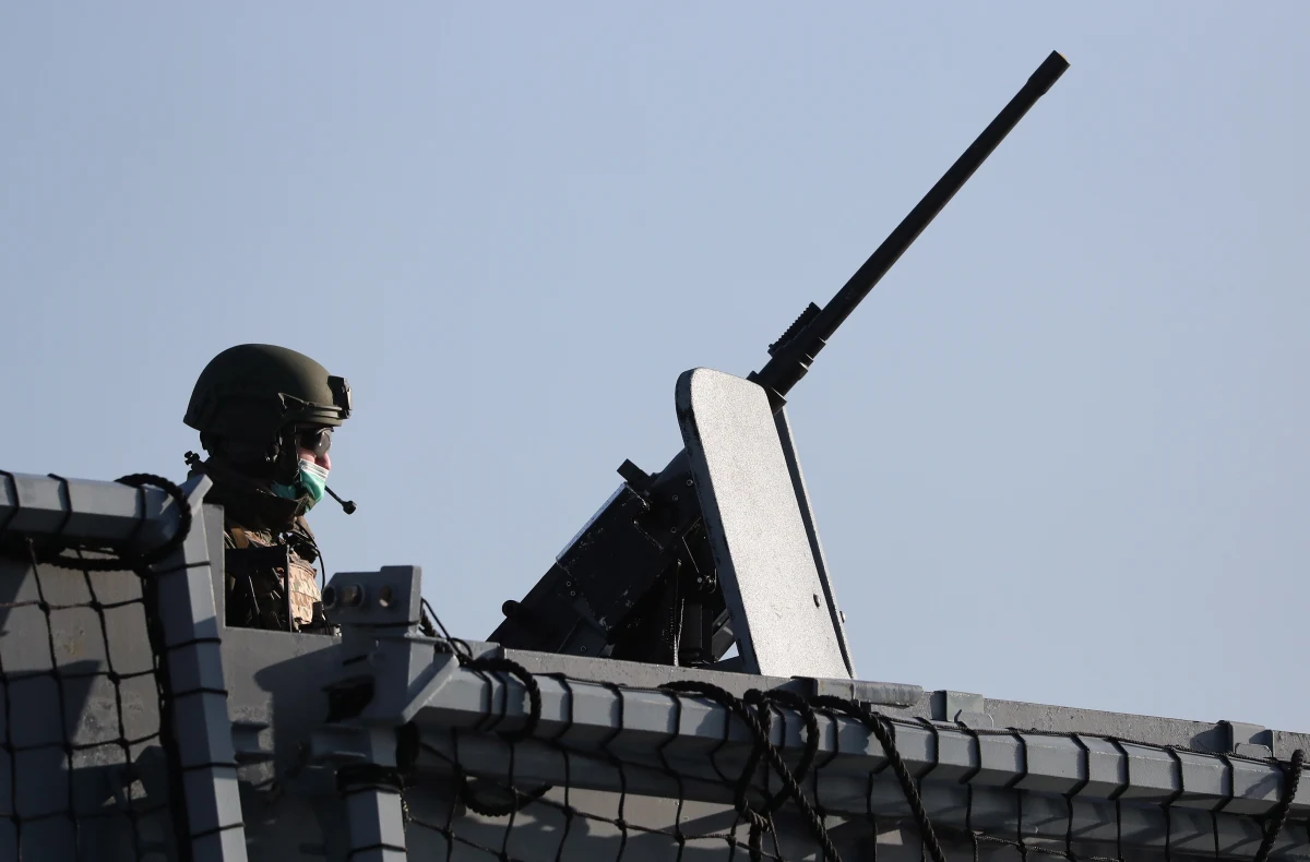 Marynarka wojenna Rosji, państwa-agresora, zamknęła dla żeglugi północno-zachodnią część Morza Czarnego. Tłumaczy to "operacją antyterrorystyczną" - powiadomiła w sobotę ukraińska straż graniczna. Podkreślono, że wybrzeże tej części Morza Czarnego należy do Ukrainy, nie do Rosji. Ukraińska armia poinformowała natomiast, że doszło do przypadkowego ostrzału własnych sił przez Rosję.
