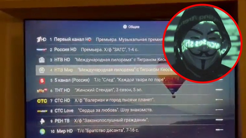 Hakerzy Anonymous informują, że udało im się przejąć kontrolę nad rosyjską telewizją publiczną. Teraz na wszystkich kanałach pokazywane są relacje transmitowane przez ukraińskie media. Rosjanie mogą na nich zobaczyć, jak naprawdę wygląda agresja Putina na Ukrainę i jak giną ludzie.