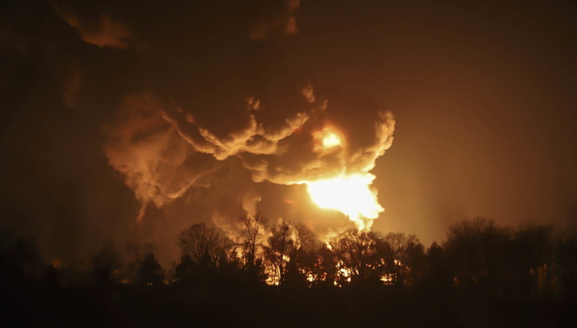 Războiul Rusiei cu Ucraina.  Un depozit de combustibil arzând lângă Vasilkov, lângă Kiev