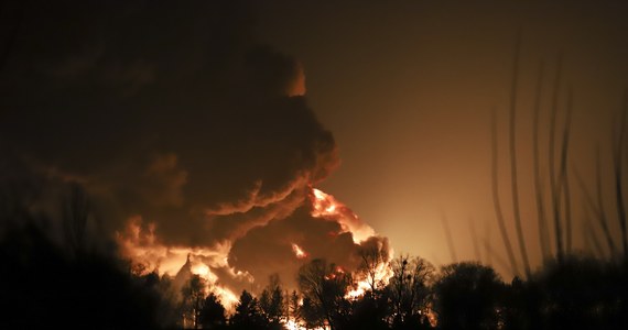 Pod Wasylkowem, około 20 km od Kijowa, płonie baza paliwowa ostrzelana przez siły rosyjskie pociskami rakietowymi. Mieszkańcy proszeni są o zamykanie okien ze względu na szkodliwe substancje.