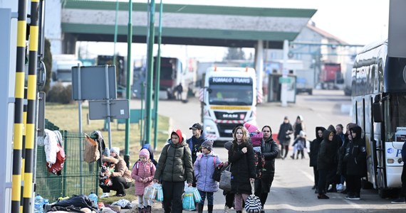 Prawie 300 tysięcy osób uciekło ze swoich domów z powodu rosyjskiej inwazji na Ukrainę - podało w sobotę Biuro Narodów Zjednoczonych. Spośród nich 160 tys. uciekło w bezpieczniejsze rejony Ukrainy, a 116 tys. do krajów sąsiednich - głównie do Polski, ale także do Rumunii i Mołdawii.