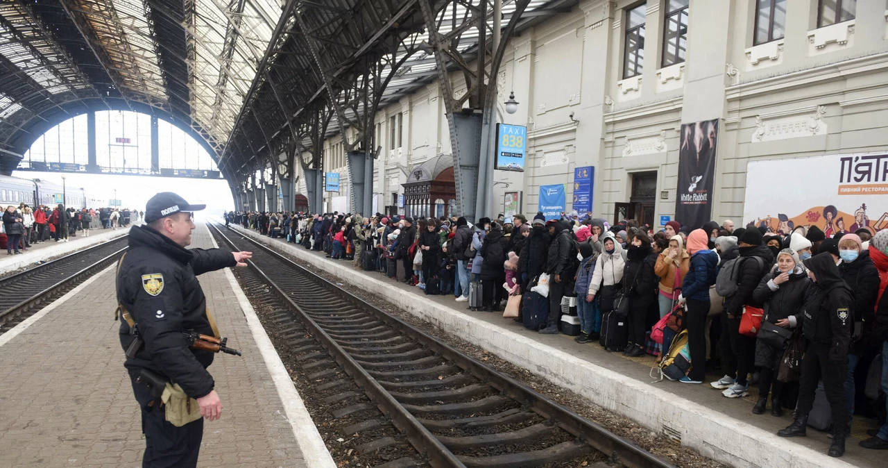 Tłumy oczekują na pociąg do Polski na dworcu we Lwowie w zachodniej Ukrainie