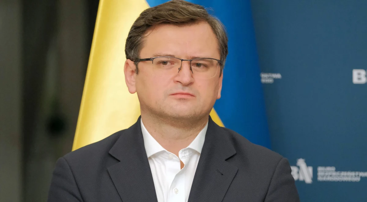 ​Wspólnie pokonaliśmy Hitlera, pokonamy też Putina - napisał w niedzielę na Twitterze minister spraw zagranicznych Ukrainy Dmytro Kułeba. W swoim wpisie zachęca też cudzoziemców do obrony Ukrainy i wstępowania do międzynarodowego legionu ochotników, który ma pomóc w obronie Ukrainy przed Rosją.