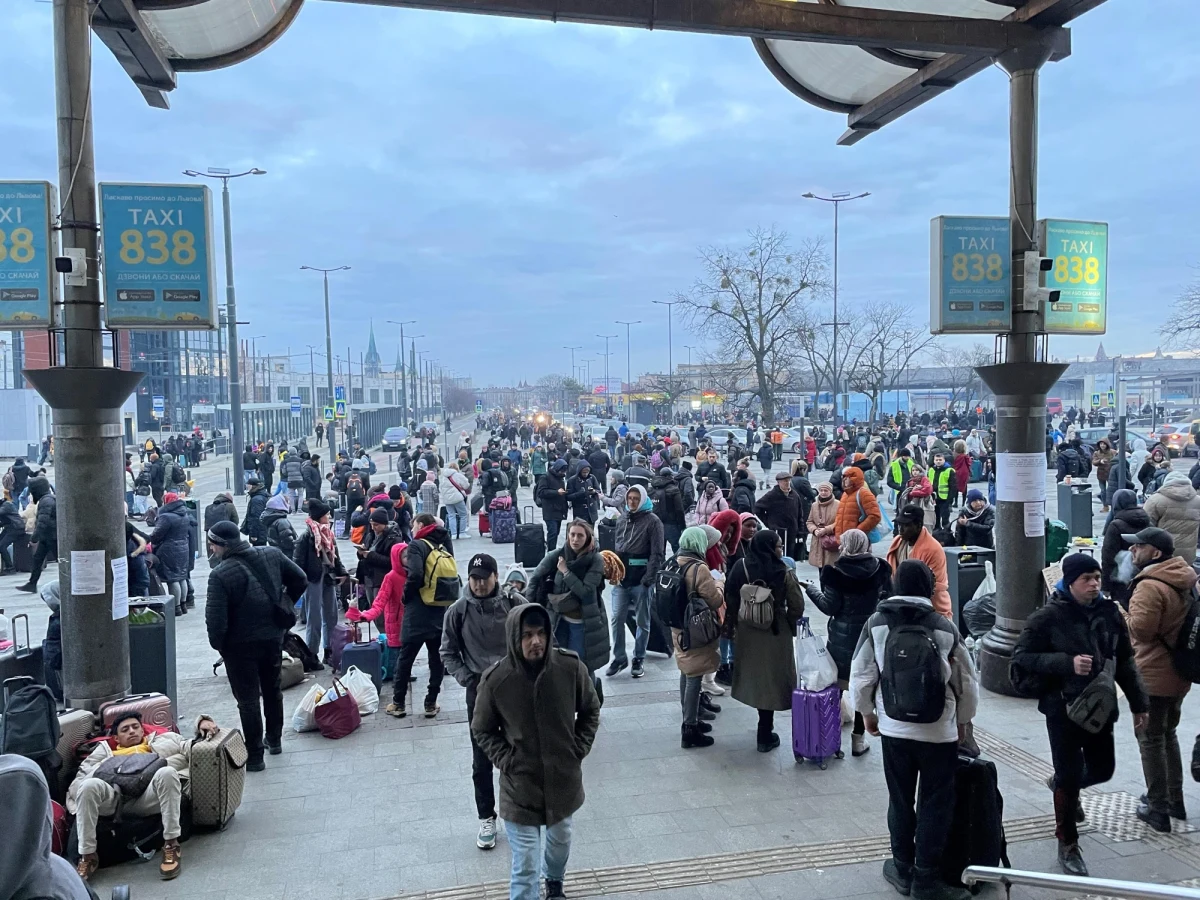 "Tu jest piekło, mogiła" - mówią Ukraińcy, których o poranku spotkał na dworcu we Lwowie specjalny wysłannik RMF FM Krzysztof Zasada. Na dworcu kłębią się tłumy osób, które chcą uciec z miasta.