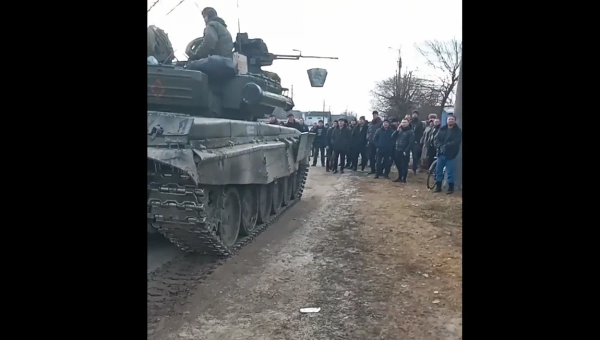 Trwają walki na Ukrainie. Do oporu przeciwko rosyjskiemu agresorowi dołączają także zwykli obywatele. W obwodzie czernihowskim mieszkańcy zablokowali przejazd rosyjskich czołgów.