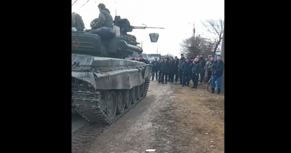 Trwają walki na Ukrainie. Do oporu przeciwko rosyjskiemu agresorowi dołączają także zwykli obywatele. W obwodzie czernihowskim mieszkańcy zablokowali przejazd rosyjskich czołgów.