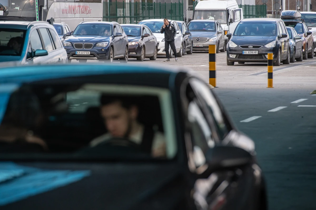 By usprawnić transport uchodźców z Ukrainy, na podkarpackim odcinku autostrady A4 utworzony został korytarz humanitarny – poinformowała w niedzielę rzeczniczka prasowa rzeszowskiego oddziału GDDKiA Joanna Rarus. Decyzja została podjęta, aby nie tworzyć zatorów na odcinku autostrady przed samym przejściem granicznym w Korczowej.