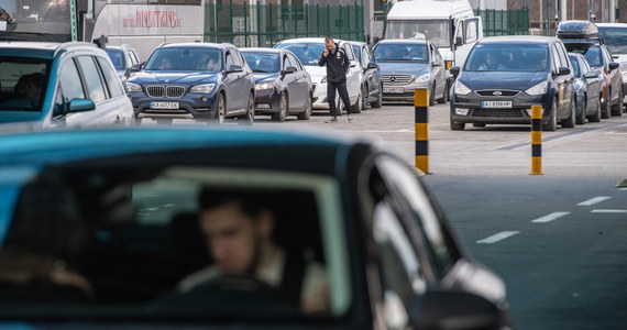 By usprawnić transport uchodźców z Ukrainy, na podkarpackim odcinku autostrady A4 utworzony został korytarz humanitarny – poinformowała w niedzielę rzeczniczka prasowa rzeszowskiego oddziału GDDKiA Joanna Rarus. Decyzja została podjęta, aby nie tworzyć zatorów na odcinku autostrady przed samym przejściem granicznym w Korczowej.