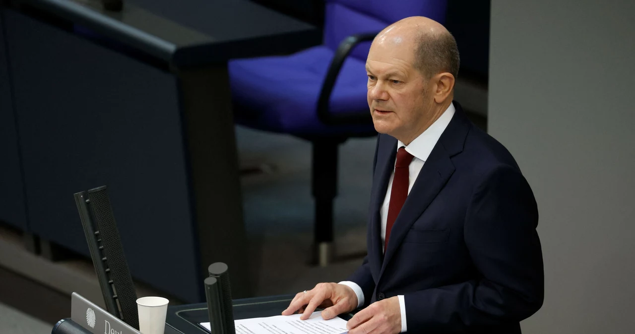 Kanclerz Niemiec Olaf Scholz podczas wystąpienia na nadzwyczajnej sesji Bundestagu