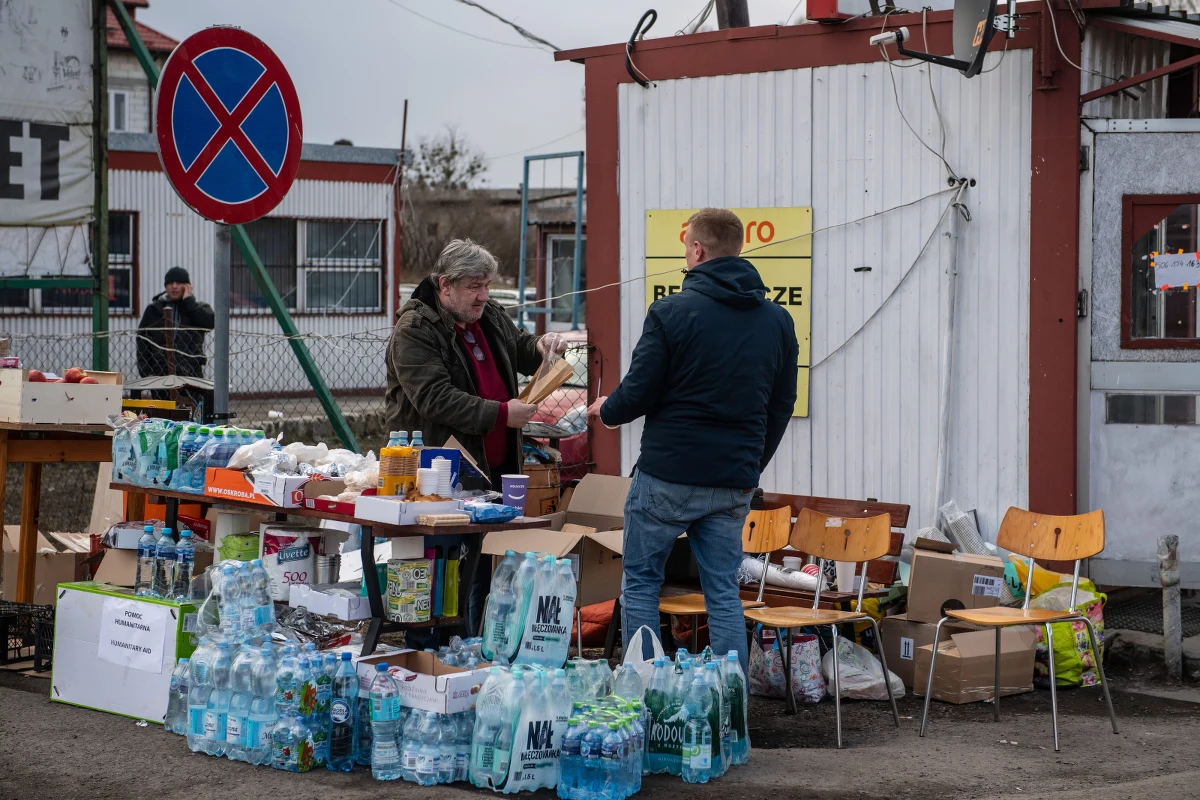 W woj. podkarpackim i lubelskim, w szczególności przy trasach, którymi poruszają się osoby przemieszczające się z Ukrainy, możliwe jest otwarcie sklepów w niedzielę - poinformował w niedzielę rzecznik rządu Piotr Müller.