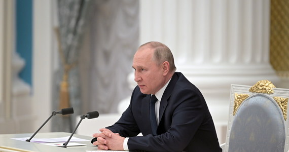 „Władimir Putin nakazał dowództwu wojskowemu postawienie w stan szczególnej gotowości bojowej siły odstraszania nuklearnego” – podaje Reuters. To ma być wynik „agresywnego” stanowiska krajów Sojuszu Północnoatlatynckiego i sankcji nałożonych na Rosję.